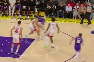 弗拉格拿着最佳新秀奖杯与来自杜克的欧文，莱福利合影...