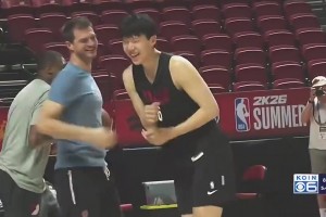 此前杨瀚森和主教斯普利特打成一片！早已处成哥们了